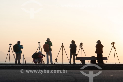 Pessoas fotografando o nascer do sol na Praia de Copacabana - Rio de Janeiro - Rio de Janeiro (RJ) - Brasil