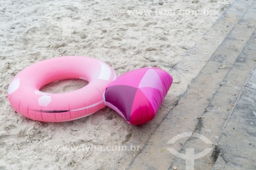 Bóia cor de rosa em formato de peixe no Posto 5 da Praia de Copacabana - Rio de Janeiro - Rio de Janeiro (RJ) - Brasil