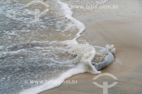 Saco de areia utilizado como degrau de escada deslocado pela ressaca no mar - Rio de Janeiro - Rio de Janeiro (RJ) - Brasil