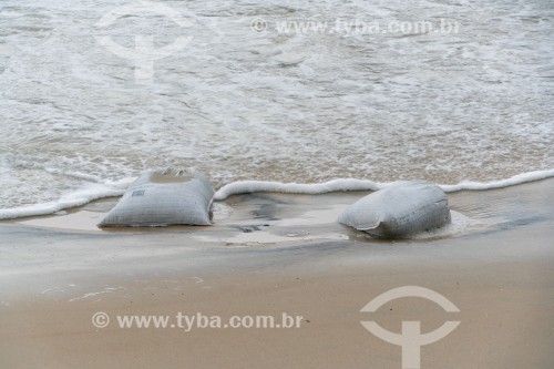 Sacos de areia utilizados como degraus de escada deslocados pela ressaca no mar - Rio de Janeiro - Rio de Janeiro (RJ) - Brasil