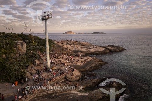 Foto feita com drone de pessoas observando o pôr do sol a partir da Pedra do Arpoador  - Rio de Janeiro - Rio de Janeiro (RJ) - Brasil