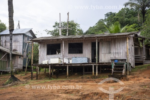 Casas de palafita as margens do Rio Negro - Parque Nacional de Anavilhanas - Novo Airão - Amazonas (AM) - Brasil