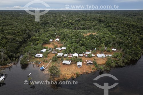 Foto feita com drone de casas de palafita as margens do Rio Negro - Parque Nacional de Anavilhanas - Novo Airão - Amazonas (AM) - Brasil