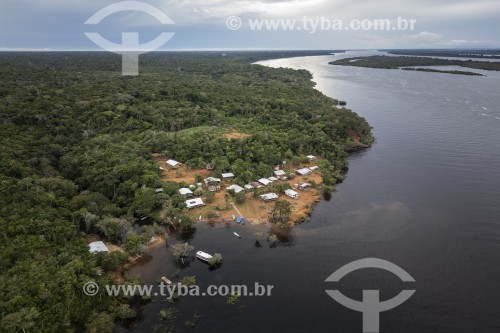 Foto feita com drone de casas de palafita as margens do Rio Negro - Parque Nacional de Anavilhanas - Novo Airão - Amazonas (AM) - Brasil