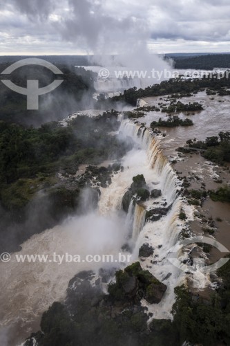 Foto feita com drone de cachoeiras no Parque Nacional do Iguaçu - Fronteira entre Brasil e Argentina - Foz do Iguaçu - Paraná (PR) - Brasil