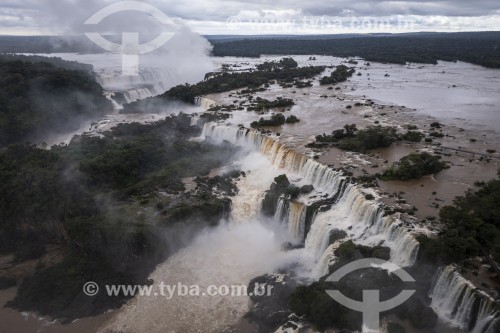 Foto feita com drone de cachoeiras no Parque Nacional do Iguaçu - Fronteira entre Brasil e Argentina - Foz do Iguaçu - Paraná (PR) - Brasil