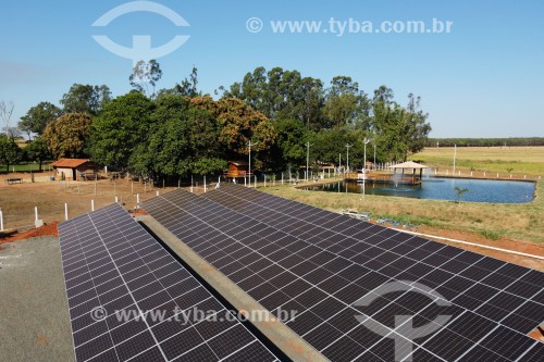 Foto feita com drone de placas fotovoltáicas em propriedade rural para captação de energia solar - Bálsamo - São Paulo (SP) - Brasil