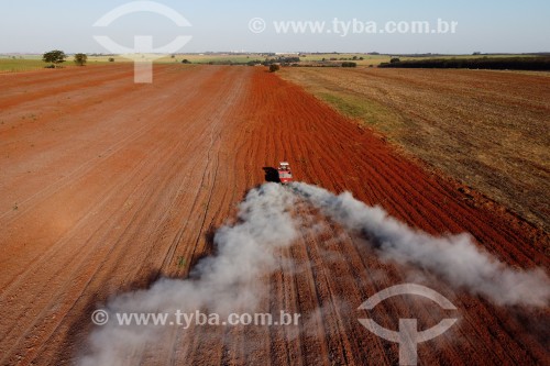 Foto feita com drone de trator fazendo aplicação de calcário para correção do solo antes do plantío - Bálsamo - São Paulo (SP) - Brasil