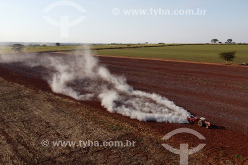 Foto feita com drone de trator fazendo aplicação de calcário para correção do solo antes do plantío - Bálsamo - São Paulo (SP) - Brasil