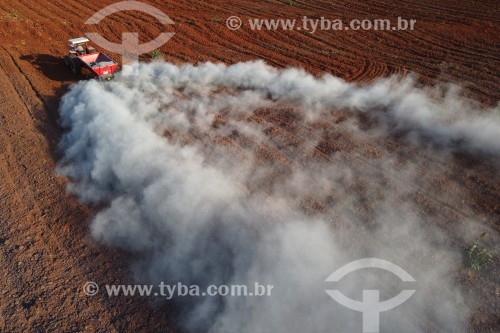 Foto feita com drone de trator fazendo aplicação de calcário para correção do solo antes do plantío - Bálsamo - São Paulo (SP) - Brasil