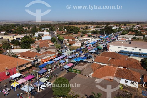 Foto feita com drone da feira que acontece aos domingos na cidade de Fronteira - Fronteira - Minas Gerais (MG) - Brasil