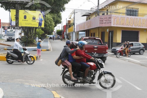 Motociclista sem capacete na Avenida Amazonas - Parintins - Amazonas (AM) - Brasil