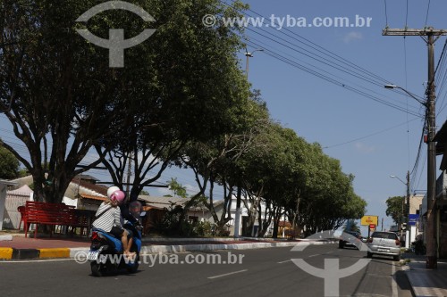 Motociclista com capacete na Avenida Amazonas - Parintins - Amazonas (AM) - Brasil