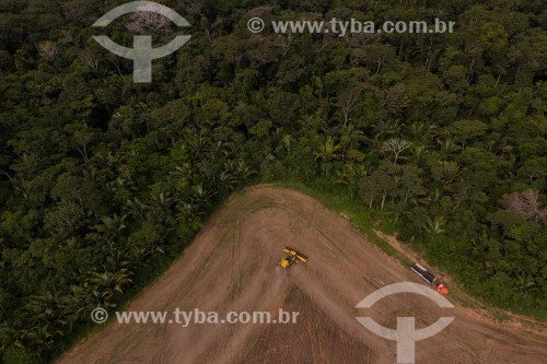 Foto feita com drone de máquina agrícola preparando o solo para plantação - Itapuã do Oeste - Rondônia (RO) - Brasil