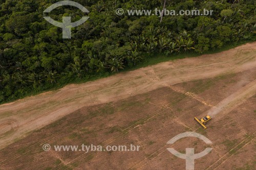 Foto feita com drone de máquina agrícola preparando o solo para plantação - Itapuã do Oeste - Rondônia (RO) - Brasil