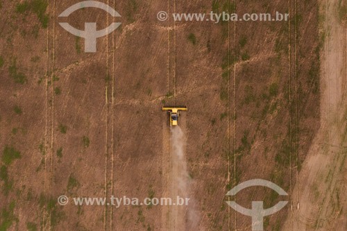 Foto feita com drone de máquina agrícola preparando o solo para plantação - Itapuã do Oeste - Rondônia (RO) - Brasil