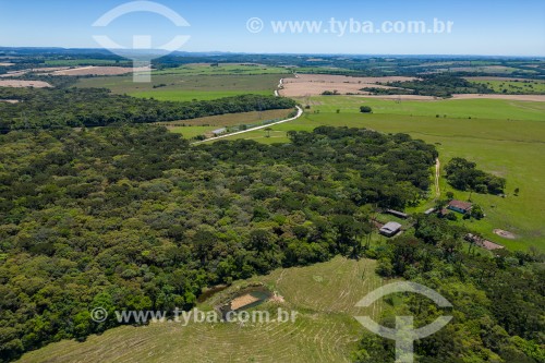 Foto feita com drone de pequenas propriedades rurais e APA da Escarpa Devoniana - Lapa - Paraná (PR) - Brasil