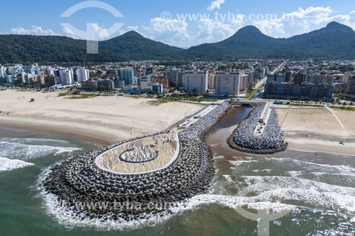 Foto feita com drone de construção de molhe em obra de revitalização da orla da Praia Brava - Matinhos - Paraná (PR) - Brasil