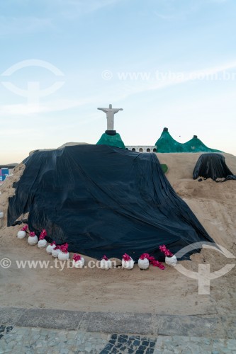 Escultura de areia do artista Rogean Rodrigues representando o Cristo Redentor -  Praia de Copacabana - Rio de Janeiro - Rio de Janeiro (RJ) - Brasil