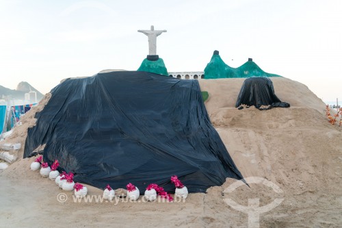 Escultura de areia do artista Rogean Rodrigues representando o Cristo Redentor -  Praia de Copacabana - Rio de Janeiro - Rio de Janeiro (RJ) - Brasil