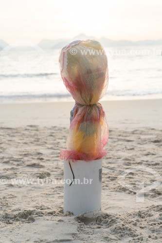 Plástico cobrindo cano que fornece água para chuveiros da orla da Praia de Copacabana - Rio de Janeiro - Rio de Janeiro (RJ) - Brasil