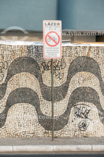 Parede de pedras portuguesas em posto de gasolina com desenho tradicional de ondas do calçadão de Copacabana - Rio de Janeiro - Rio de Janeiro (RJ) - Brasil