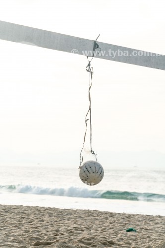 Detalhe de bola pendurada em trave na Praia de Copacabana - Rio de Janeiro - Rio de Janeiro (RJ) - Brasil