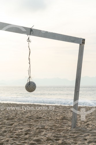 Detalhe de bola pendurada em trave na Praia de Copacabana - Rio de Janeiro - Rio de Janeiro (RJ) - Brasil