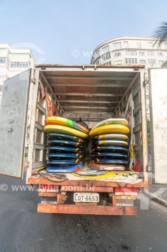 Caminhão com pranchas de stand up paddle para aluguel na Praia de Copacabana - Rio de Janeiro - Rio de Janeiro (RJ) - Brasil