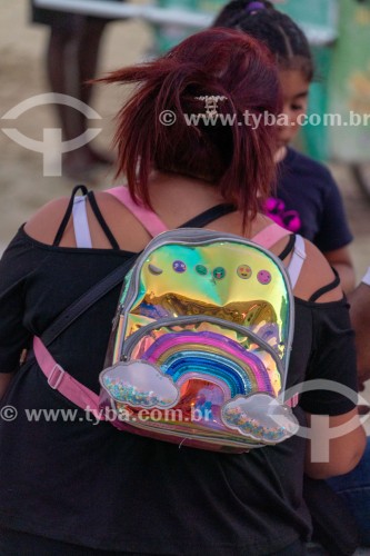 Mulher com mochila colorida na Praia de Copacabana - Rio de Janeiro - Rio de Janeiro (RJ) - Brasil