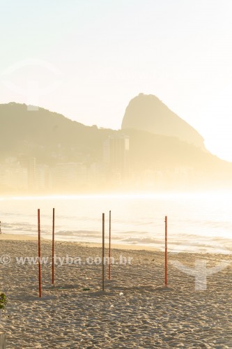 Mastros para pendurar bandeiras na Praia de Copacabana - Rio de Janeiro - Rio de Janeiro (RJ) - Brasil