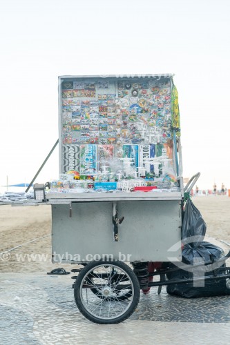 Carrocinha usada para venda de souvenirs na Praia de Copacabana - Rio de Janeiro - Rio de Janeiro (RJ) - Brasil