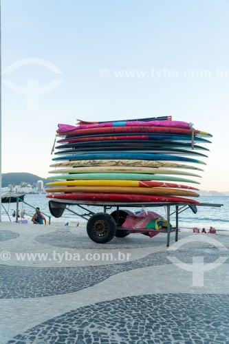 Pranchas de surf em carrinho de burro-sem-rabo no calçadão da Praia de Copacabana - Rio de Janeiro - Rio de Janeiro (RJ) - Brasil