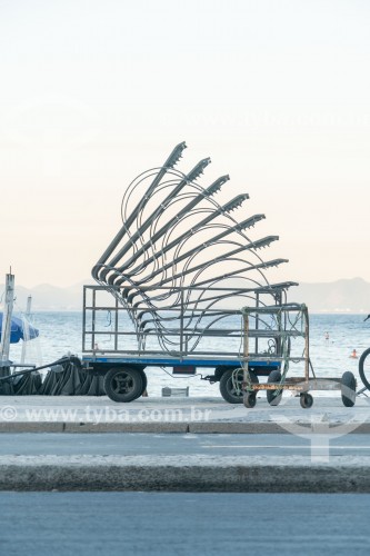 Carrinho de burro-sem-rabo para transporte de pranchas no calçadão da Praia de Copacabana - Rio de Janeiro - Rio de Janeiro (RJ) - Brasil