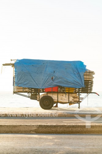 Detalhe de carrinho de burro-sem-rabo com cadeiras de praia na orla da Praia de Copacabana - Rio de Janeiro - Rio de Janeiro (RJ) - Brasil