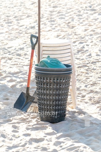 Cesto para depósito de lixo na Praia de Copacabana - Rio de Janeiro - Rio de Janeiro (RJ) - Brasil