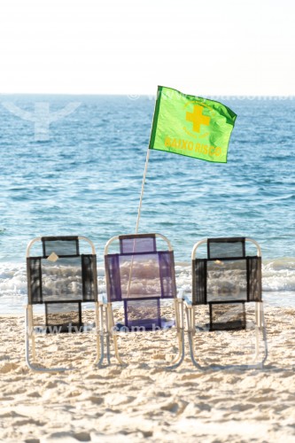 Cadeiras de praia e bandeira verde de sinalização de baixo risco para banho de mar - Praia de Copacabana - Rio de Janeiro - Rio de Janeiro (RJ) - Brasil