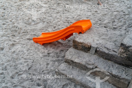 Escorrego infantil improvisado na Praia do Diabo - Rio de Janeiro - Rio de Janeiro (RJ) - Brasil