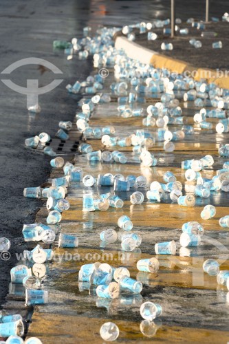 Copos de plástico espalhados pelo chão após a Meia Maratona do Rio de Janeiro - Avenida Atlântica - Rio de Janeiro - Rio de Janeiro (RJ) - Brasil