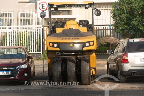 Rolos compactadores de pneu  estacionados na Avenida Atlântica - Rio de Janeiro - Rio de Janeiro (RJ) - Brasil