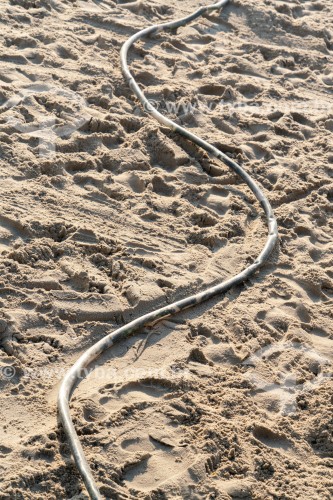 Mangueira com furos para molhar a areia - Praia de Copacabana - Rio de Janeiro - Rio de Janeiro (RJ) - Brasil