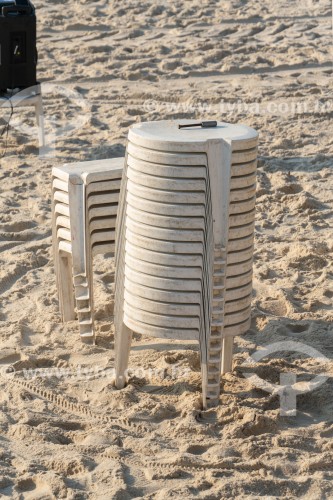 Mesas de plástico empilhadas na Praia de Copacabana - Rio de Janeiro - Rio de Janeiro (RJ) - Brasil