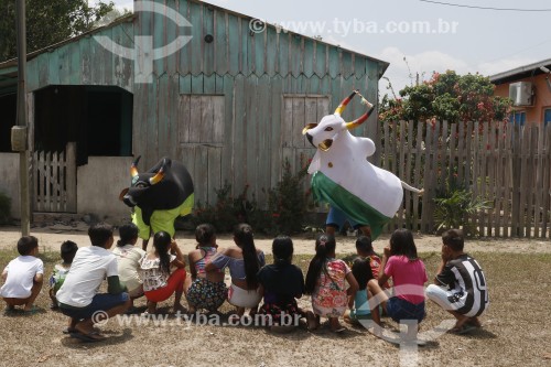 Crianças brincando de Boi Corre Campo vestido de preto e Boi Tira Prosa vestido de branco na comunidade São Sebastião do Jará - Parintins - Amazonas (AM) - Brasil