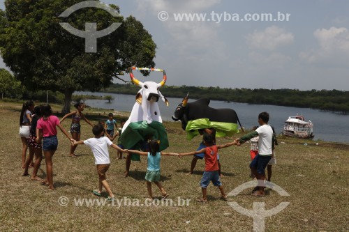 Crianças brincando de Boi Corre Campo vestido de preto e Boi Tira Prosa vestido de branco na comunidade São Sebastião do Jará - Parintins - Amazonas (AM) - Brasil