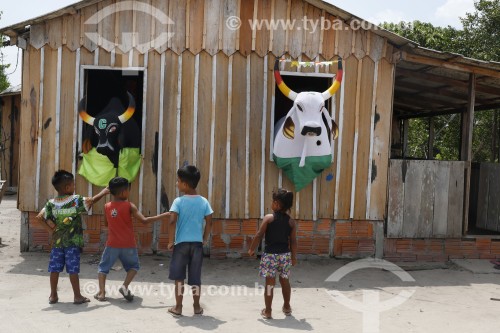 Crianças brincando de Boi Corre Campo vestido de preto e Boi Tira Prosa vestido de branco na comunidade São Sebastião do Jará - Parintins - Amazonas (AM) - Brasil