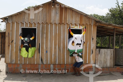 Crianças brincando de Boi Corre Campo vestido de preto e Boi Tira Prosa vestido de branco na comunidade São Sebastião do Jará - Parintins - Amazonas (AM) - Brasil