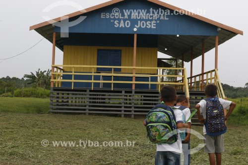 Crianças da Comunidade São José Costa do Arco indo para escola rural - Parintins - Amazonas (AM) - Brasil