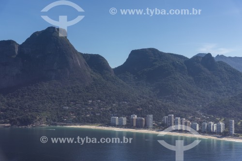 Vista aérea da orla da Praia de São Conrado com trecho do Parque Nacional da Tijuca ao fundo - Rio de Janeiro - Rio de Janeiro (RJ) - Brasil