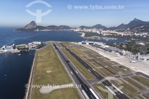 Vista aérea do Aeroporto Santos Dumont (1936) com o Pão de Açúcar ao fundo  - Rio de Janeiro - Rio de Janeiro (RJ) - Brasil