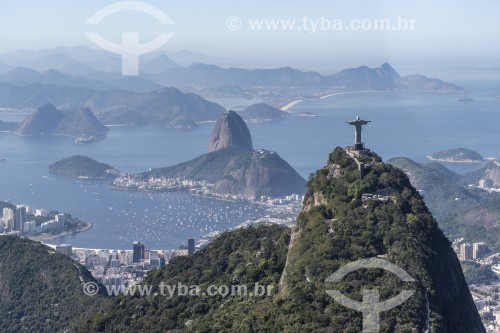 Vista aérea do Cristo Redentor com o Pão de Açúcar ao fundo - Rio de Janeiro - Rio de Janeiro (RJ) - Brasil